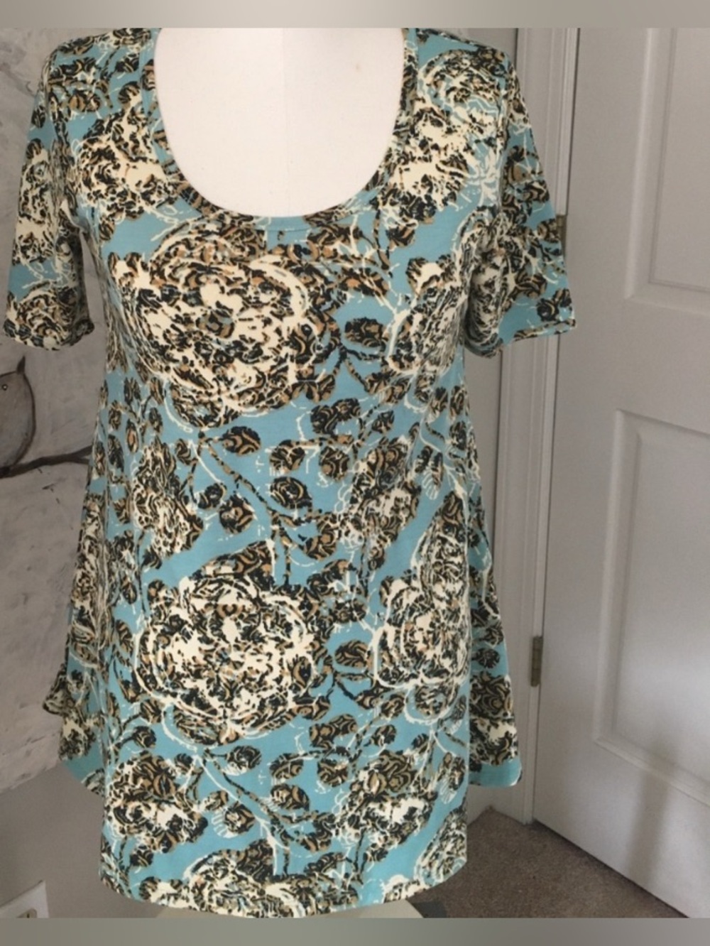 LuLaRoe LLR Perfect Tee Roses pattern   XXS